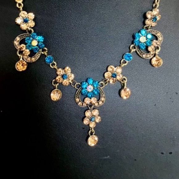 Medieval Vintage Love Flower Pendant Necklace Blue Sparkling Sapphire Stones - Picture 6 of 15